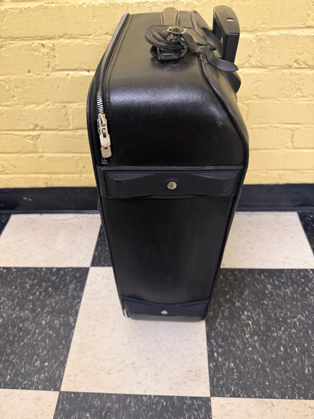Louis Vuitton Taiga Pegase 55 - Picture 3 of 16